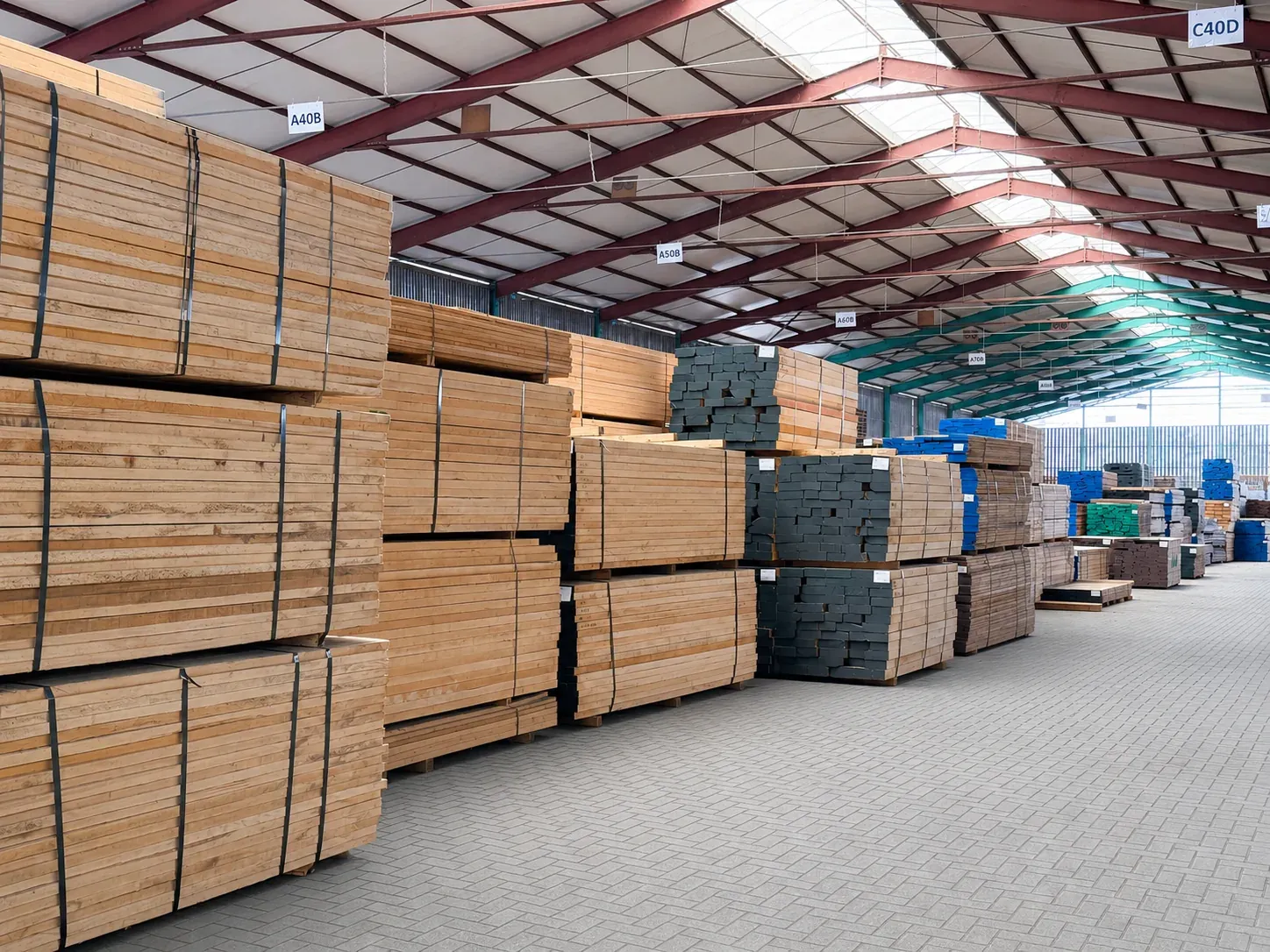 Uitgebreid assortiment loofhout in de opslaghal van CIB Wood in Westmalle