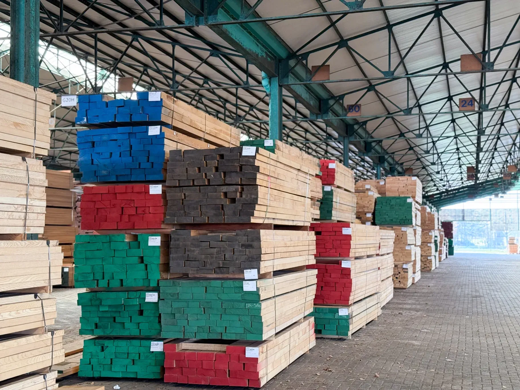Buitenopslag van duurzaam gecertificeerd loofhout bij CIB Wood in Westmalle